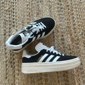 Adidas Gazelle Bold Sneakers 6.5 in womans 🖤🤍🖤